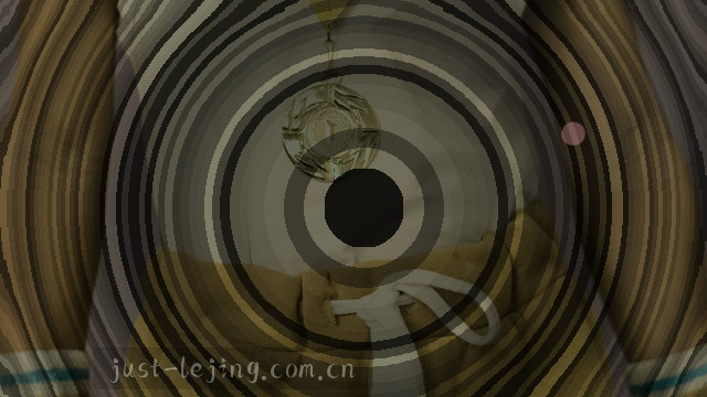黑白简约的联系卡片，包含电话、邮箱和地址图标。